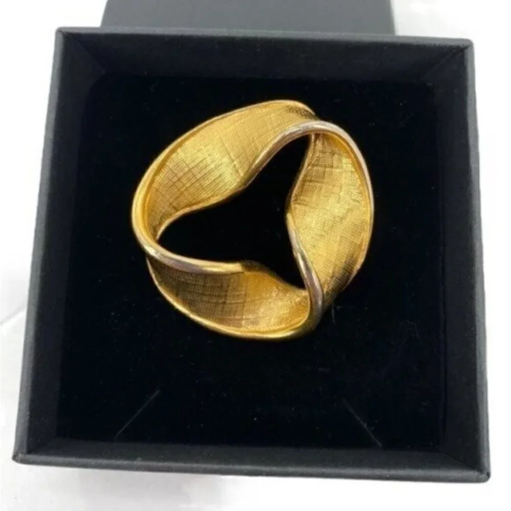 Vintage Napier Textured Circular Ribbon Two Tone Signed Brooch